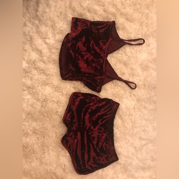 red velvet flowy top and shorts - Picture 3 of 5